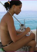 Брюнетка в трусах показывает сиськи катаясь на яхте 14 фото Брюнетка в трусах показывает сиськи катаясь на яхте 14 фото