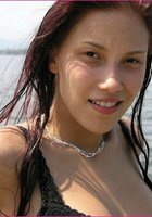 Брюнетка в трусах показывает сиськи катаясь на яхте 5 фото Брюнетка в трусах показывает сиськи катаясь на яхте 5 фото