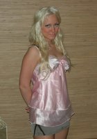 Белокурая девушка показывает себя с лучших ракурсов 1 фото Белокурая девушка показывает себя с лучших ракурсов 1 фото