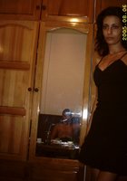 Длинноногая брюнетка красуется голенькими интимными местами дома 1 фото Длинноногая брюнетка красуется голенькими интимными местами дома 1 фото