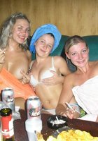 Несколько подружек посетили общественную сауну 3 фото Несколько подружек посетили общественную сауну 3 фото