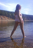 Сисястая цыпочка светит голым бюстом на фоне реки 7 фото Сисястая цыпочка светит голым бюстом на фоне реки 7 фото