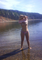 Сисястая цыпочка светит голым бюстом на фоне реки 9 фото Сисястая цыпочка светит голым бюстом на фоне реки 9 фото