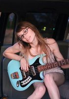 Голая телка играет на гитаре сидя в машине 3 фото Голая телка играет на гитаре сидя в машине 3 фото