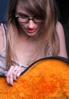 Голая телка играет на гитаре сидя в машине 13 фото Голая телка играет на гитаре сидя в машине 13 фото