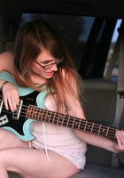 Голая телка играет на гитаре сидя в машине 29 фото Голая телка играет на гитаре сидя в машине 29 фото