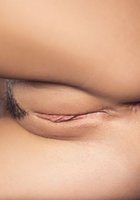 Красивая модель позирует перед фотографом на студии 3 фото Красивая модель позирует перед фотографом на студии 3 фото