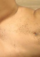 Загорелая девушка снимается на песке 12 фото Загорелая девушка снимается на песке 12 фото