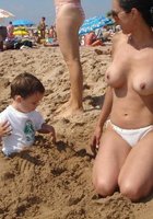 Голые девушки играют телами на пляже и в воде 7 фото Голые девушки играют телами на пляже и в воде 7 фото