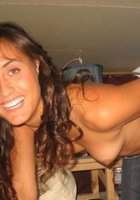 Кудрявая брюнетка улыбается партнеру и раздевается на кровати 2 фото Кудрявая брюнетка улыбается партнеру и раздевается на кровати 2 фото