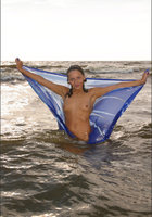 Голая брюнетка плескается в море 1 фото Голая брюнетка плескается в море 1 фото