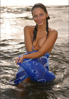 Голая брюнетка плескается в море 2 фото Голая брюнетка плескается в море 2 фото