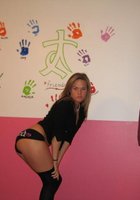 Болельщица развлекается в своей спальне 2 фото Болельщица развлекается в своей спальне 2 фото