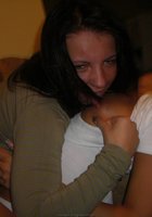 Гламурная брюнетка сама лапает свои большие сиськи и дает подруге 24 фото Гламурная брюнетка сама лапает свои большие сиськи и дает подруге 24 фото