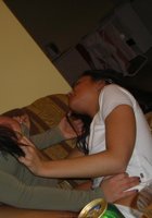 Гламурная брюнетка сама лапает свои большие сиськи и дает подруге 28 фото Гламурная брюнетка сама лапает свои большие сиськи и дает подруге 28 фото