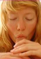 Молодая блондинка сосет член своему парню 6 фото Молодая блондинка сосет член своему парню 6 фото