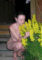 Стройняшка позирует в черных чулках в загородном доме 7 фото Стройняшка позирует в черных чулках в загородном доме 7 фото