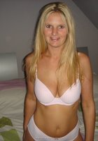 Белобрысая стерва берет за щеку у любовника 3 фото Белобрысая стерва берет за щеку у любовника 3 фото