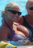 Девки веселятся и показывают свои голые сиськи 12 фото Девки веселятся и показывают свои голые сиськи 12 фото