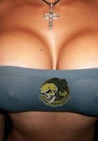 Молодые девушки выставили пышный бюст напоказ 15 фото Молодые девушки выставили пышный бюст напоказ 15 фото