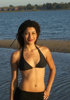 Девушка с африканскими косичками позирует в комнате и на улице 9 фото Девушка с африканскими косичками позирует в комнате и на улице 9 фото