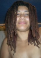 Девушка с африканскими косичками позирует в комнате и на улице 8 фото Девушка с африканскими косичками позирует в комнате и на улице 8 фото