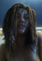 Девушка с африканскими косичками позирует в комнате и на улице 7 фото Девушка с африканскими косичками позирует в комнате и на улице 7 фото