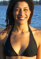 Девушка с африканскими косичками позирует в комнате и на улице 13 фото Девушка с африканскими косичками позирует в комнате и на улице 13 фото