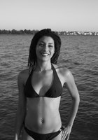 Девушка с африканскими косичками позирует в комнате и на улице 15 фото Девушка с африканскими косичками позирует в комнате и на улице 15 фото