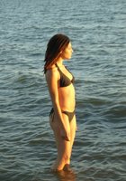 Девушка с африканскими косичками позирует в комнате и на улице 14 фото Девушка с африканскими косичками позирует в комнате и на улице 14 фото