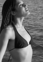 Девушка с африканскими косичками позирует в комнате и на улице 16 фото Девушка с африканскими косичками позирует в комнате и на улице 16 фото