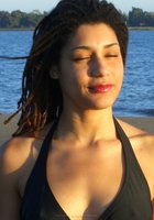 Девушка с африканскими косичками позирует в комнате и на улице 12 фото Девушка с африканскими косичками позирует в комнате и на улице 12 фото