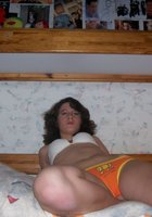 Еврейка в очках разделась и показала голое тело в своей комнате 8 фото Еврейка в очках разделась и показала голое тело в своей комнате 8 фото