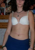 Еврейка в очках разделась и показала голое тело в своей комнате 16 фото Еврейка в очках разделась и показала голое тело в своей комнате 16 фото