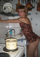 Красивые девушки позируют у себя дома 17 фото Красивые девушки позируют у себя дома 17 фото