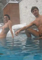 Голая семейная пара отдыхает на зимней природе 4 фото Голая семейная пара отдыхает на зимней природе 4 фото