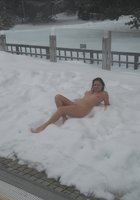 Голая семейная пара отдыхает на зимней природе 8 фото Голая семейная пара отдыхает на зимней природе 8 фото