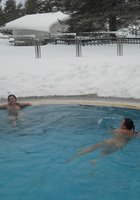 Голая семейная пара отдыхает на зимней природе 9 фото Голая семейная пара отдыхает на зимней природе 9 фото