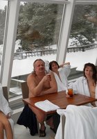 Голая семейная пара отдыхает на зимней природе 10 фото Голая семейная пара отдыхает на зимней природе 10 фото