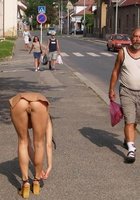Подборка снимков того что у девушек гуляющих на улице под юбкой 5 фото Подборка снимков того что у девушек гуляющих на улице под юбкой 5 фото