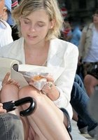 Подборка снимков того что у девушек гуляющих на улице под юбкой 15 фото Подборка снимков того что у девушек гуляющих на улице под юбкой 15 фото