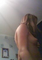 Скромница раздевается и лежит в кровати голой 5 фото Скромница раздевается и лежит в кровати голой 5 фото