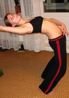 Рыжеволосая бестия занимается гимнастикой в комнате 12 фото Рыжеволосая бестия занимается гимнастикой в комнате 12 фото