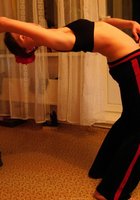 Рыжеволосая бестия занимается гимнастикой в комнате 14 фото Рыжеволосая бестия занимается гимнастикой в комнате 14 фото