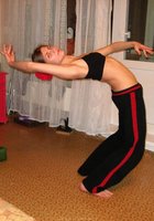 Рыжеволосая бестия занимается гимнастикой в комнате 10 фото Рыжеволосая бестия занимается гимнастикой в комнате 10 фото