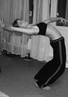 Рыжеволосая бестия занимается гимнастикой в комнате 15 фото Рыжеволосая бестия занимается гимнастикой в комнате 15 фото