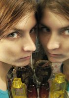 Рыжеволосая бестия занимается гимнастикой в комнате 2 фото Рыжеволосая бестия занимается гимнастикой в комнате 2 фото