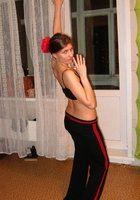 Рыжеволосая бестия занимается гимнастикой в комнате 11 фото Рыжеволосая бестия занимается гимнастикой в комнате 11 фото