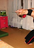 Рыжеволосая бестия занимается гимнастикой в комнате 9 фото Рыжеволосая бестия занимается гимнастикой в комнате 9 фото
