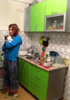 Рыжеволосая бестия занимается гимнастикой в комнате 26 фото Рыжеволосая бестия занимается гимнастикой в комнате 26 фото